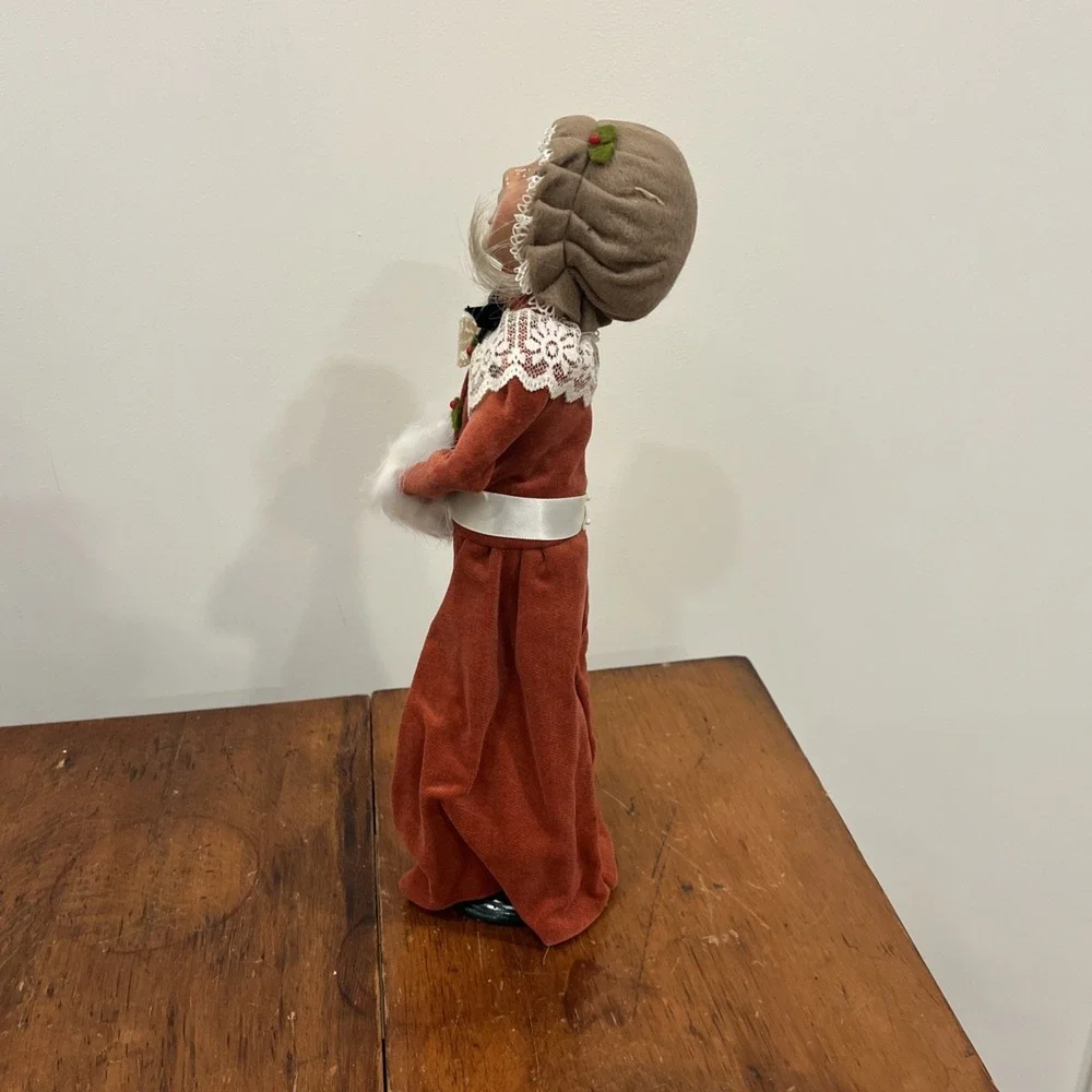 1993 BYERS CHOICE CHRISTMAS CAROLER Woman Long Blond Hair Pink Velvet Dress